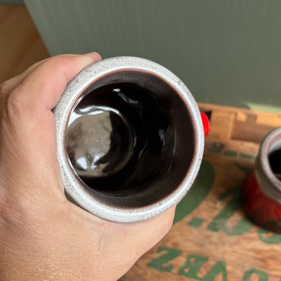 Vintage Canadiana Pottery Mug Set of Two - Picture 4 of 6